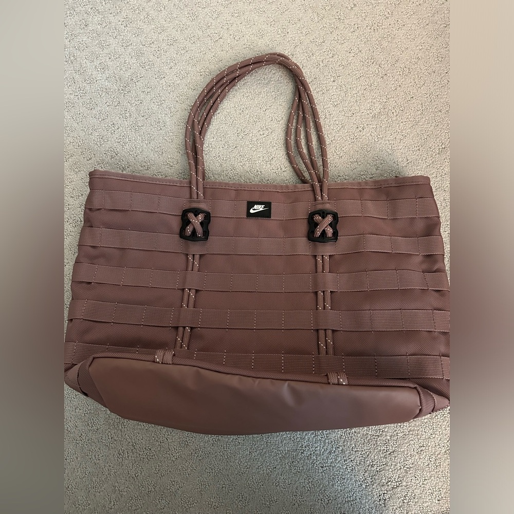 Nike RPM Tote (26L) in Mauve